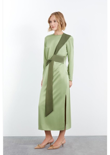 Kontrast Renkli Yandan Yırtmaçlı Midi Boy Haki Elbise fiyatları