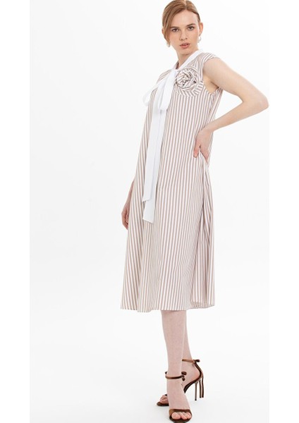 Yaka Detaylı Çizgili Bej Elbise