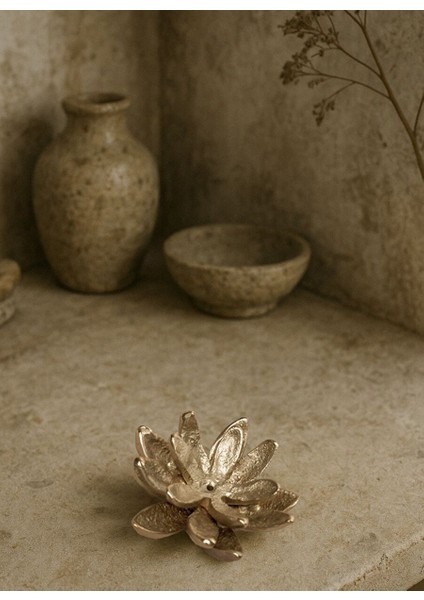 Lotus Çiçeği Şekinde Mat Pirinç Tütsülük Dekoratif Obje 4 cm
