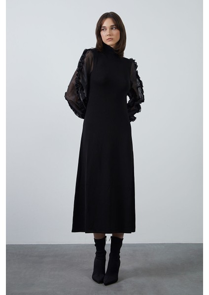 Kolları Transparan Fırfır Detaylı Siyah Triko Elbise
