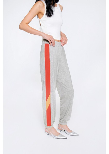 Yanları Şerit Detaylı Paçası Bantlı Arkası Tek Cepli Gri Eşofman modelleri