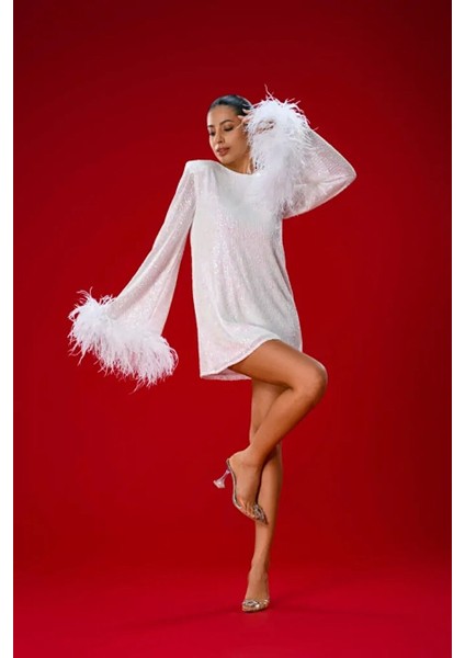 Beyaz Payetli Tüy Detaylı Mini Elbise fırsatları