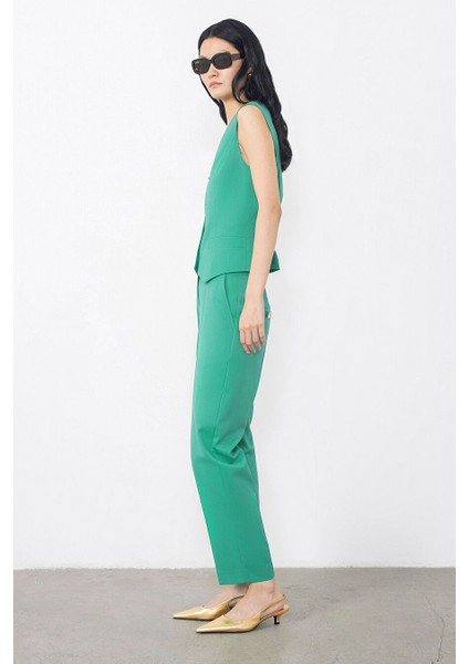 Gold Düğme ve Toka Detaylı Yeşil Yelek modelleri