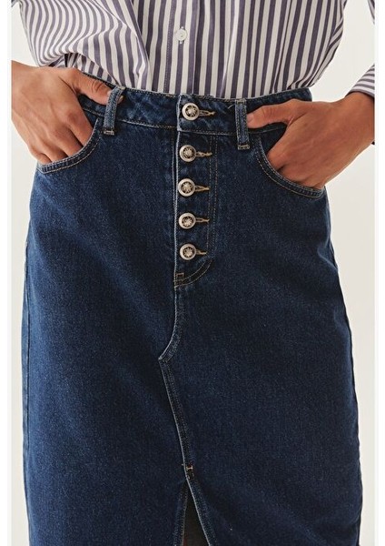 Düğme ve Yırtmaç Detaylı Pamuklu Midi Boy Denim Etek fiyatları