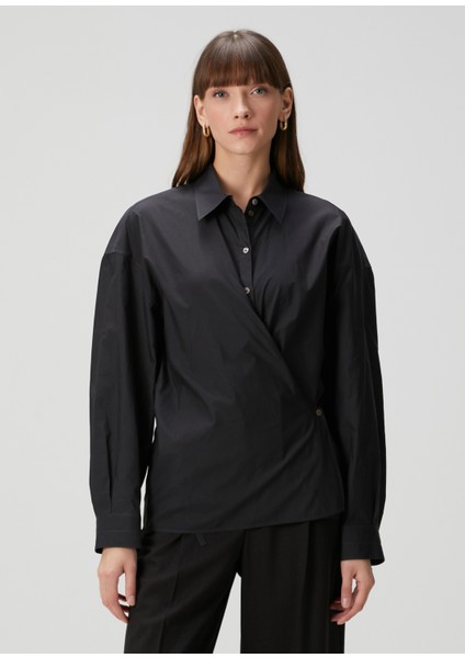 Siyah Kesim Detaylı Gömlek