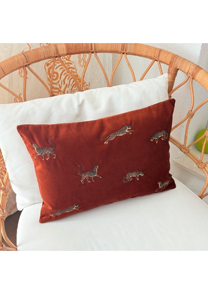 Leopar Desenli Kiremit Kadife Dekoratif Kırlent Kılıfı 35 x 50 cm fırsatları