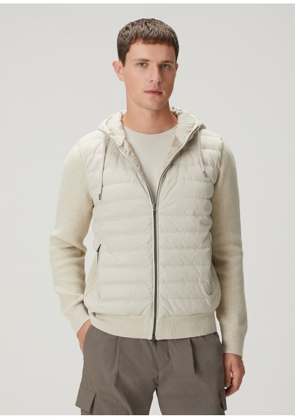 Kırık Beyaz Kapüşonlu Kapitone Garnili Yün Mont