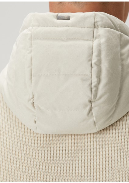 Kırık Beyaz Kapüşonlu Kapitone Garnili Yün Mont