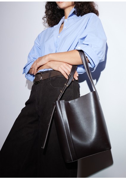 The Medium Tote Plissé Kahverengi Deri Kadın Omuz Çantası fırsatları