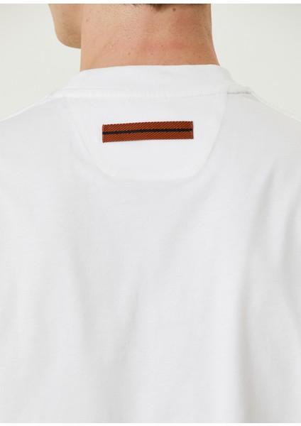 Beyaz Logo Detaylı T-Shirt