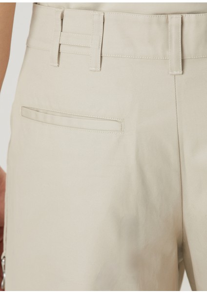 Kırık Beyaz Aksesuar Detaylı Bermuda indirimleri