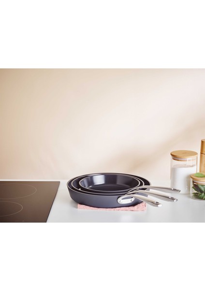 Zenn Recycled Siyah Çelik Saplı Alüminyum Tava 28 cm modelleri