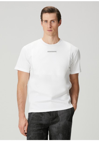 Beyaz Logo Detaylı T-Shirt