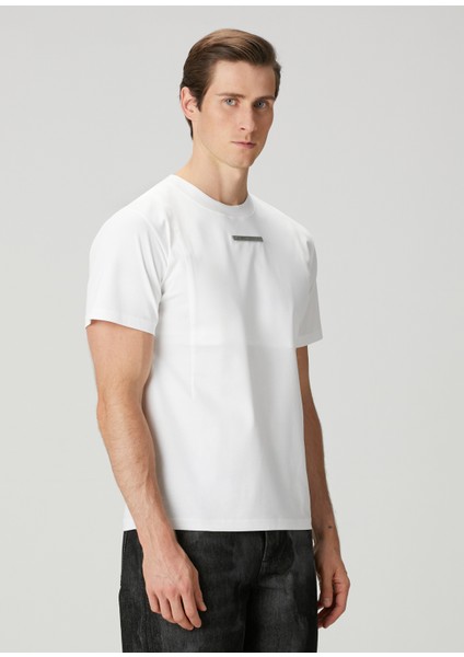 Beyaz Logo Detaylı T-Shirt modelleri