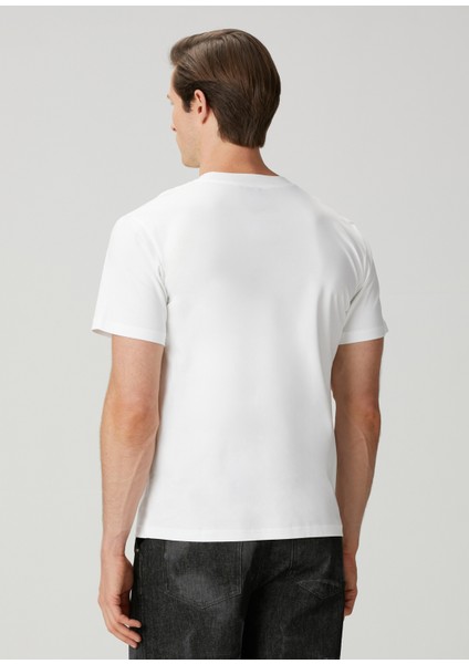 Beyaz Logo Detaylı T-Shirt fırsatları