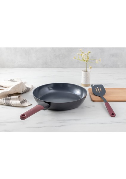 Tasty + Recycled Aubergine Red Alüminyum Tava 28 cm fırsatları