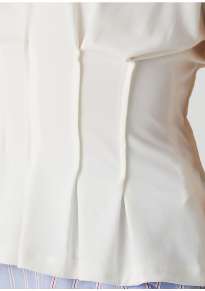 Beyaz Pile Detaylı T-Shirt indirimleri