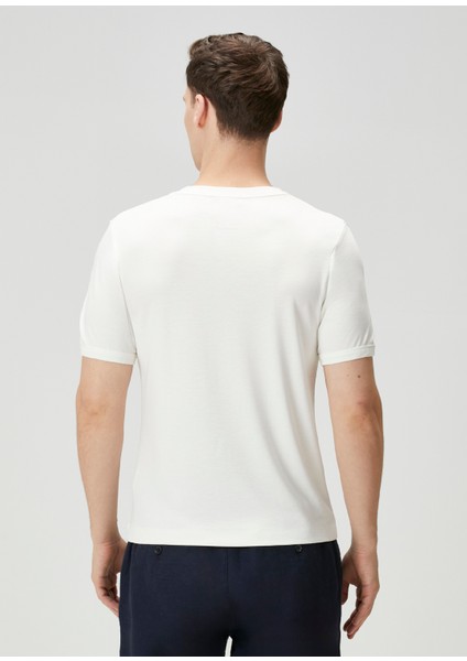 Regular Fit Kırık Beyaz Basic T-Shirt fırsatları