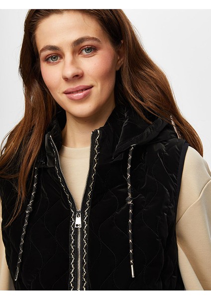 Gold Şerit Detaylı Kadife Görünümlü Kapitone Yelek 004