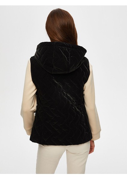 Gold Şerit Detaylı Kadife Görünümlü Kapitone Yelek 004