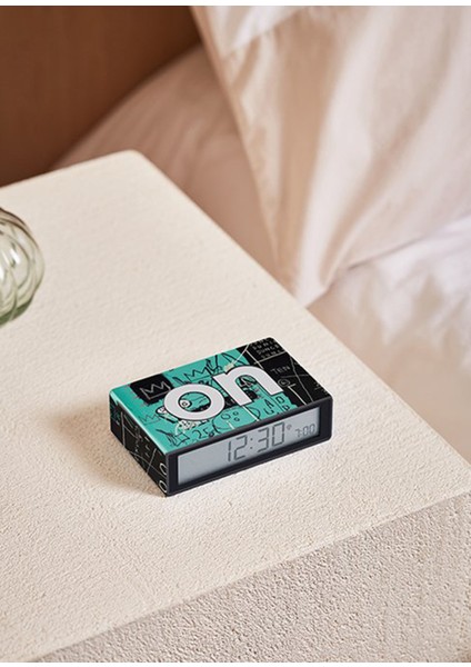 Flip x Jean-Michel Basquiat Pi Siyah Dijital Alarmlı Masa Saati fiyatları