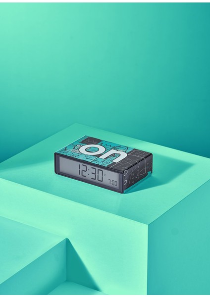 Flip x Jean-Michel Basquiat Pi Siyah Dijital Alarmlı Masa Saati modelleri