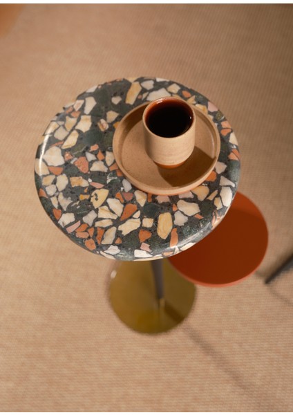 Dirhem Gold Kaplama Terrazzo Yan Sehpa