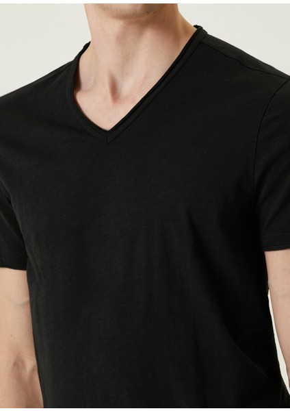 Miles Siyah V Yaka T-Shirt indirimleri