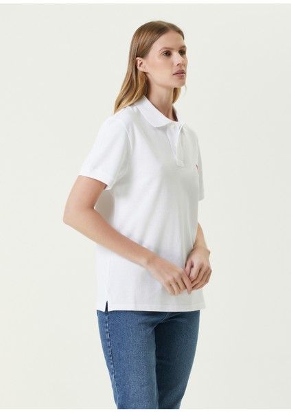 Beyaz Polo Yaka Logolu T-Shirt modelleri