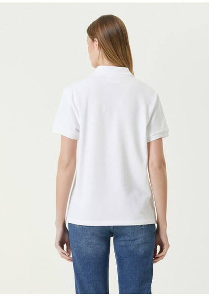 Beyaz Polo Yaka Logolu T-Shirt indirimleri