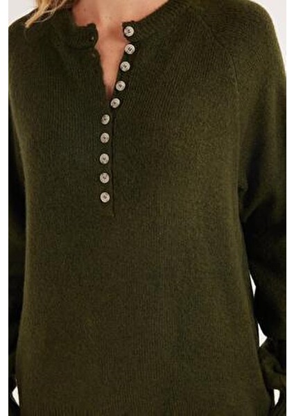 Kadın Oversize Geniş Kesim Düğmeli Yaka Yeşil Kazak modelleri