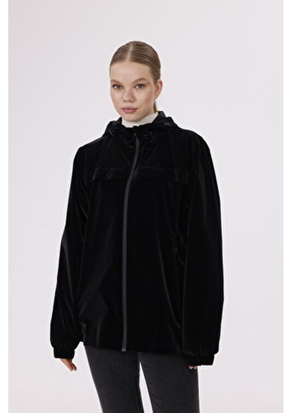 Kadın Siyah Kapüşonlu Nova Kumaş Hafif ve Dayanıklı Şık Mevsimlik Su ve Rüzgar Geçirmez Yağmurluk