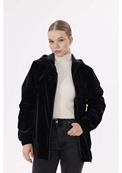 Kadın Siyah Kapüşonlu Nova Kumaş Hafif ve Dayanıklı Şık Mevsimlik Su ve Rüzgar Geçirmez Yağmurluk fiyatları