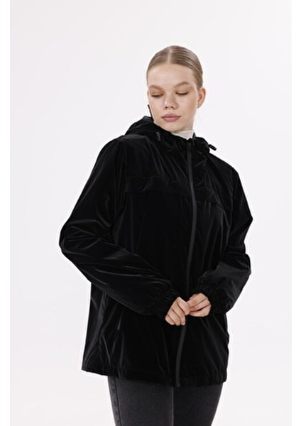 Kadın Siyah Kapüşonlu Nova Kumaş Hafif ve Dayanıklı Şık Mevsimlik Su ve Rüzgar Geçirmez Yağmurluk modelleri