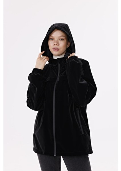 Kadın Siyah Kapüşonlu Nova Kumaş Hafif ve Dayanıklı Şık Mevsimlik Su ve Rüzgar Geçirmez Yağmurluk fırsatları