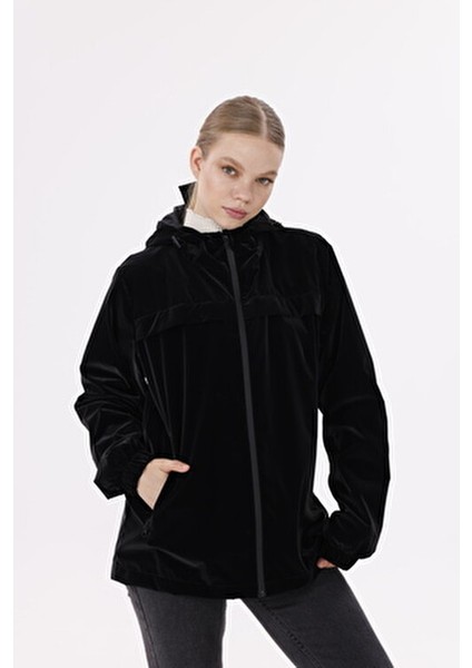 Kadın Siyah Kapüşonlu Nova Kumaş Hafif ve Dayanıklı Şık Mevsimlik Su ve Rüzgar Geçirmez Yağmurluk indirimleri