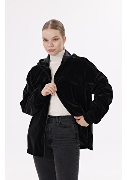 Kadın Siyah Kapüşonlu Nova Kumaş Hafif ve Dayanıklı Şık Mevsimlik Su ve Rüzgar Geçirmez Yağmurluk