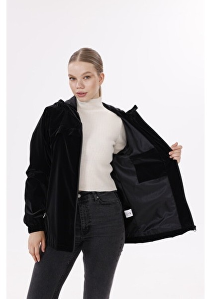 Kadın Siyah Kapüşonlu Nova Kumaş Hafif ve Dayanıklı Şık Mevsimlik Su ve Rüzgar Geçirmez Yağmurluk