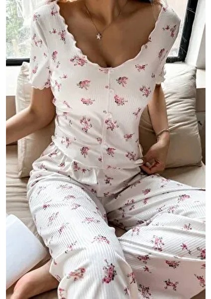 Ekru Çiçek Baskılı Yazlık Pijama Takımı Erkekler İçin Şık ve Rahat Tasarım