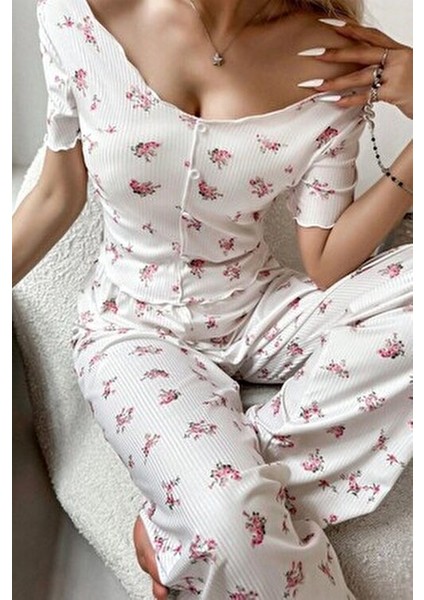 Ekru Çiçek Baskılı Yazlık Pijama Takımı Erkekler İçin Şık ve Rahat Tasarım modelleri