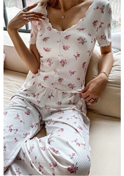 Ekru Çiçek Baskılı Yazlık Pijama Takımı Erkekler İçin Şık ve Rahat Tasarım fırsatları
