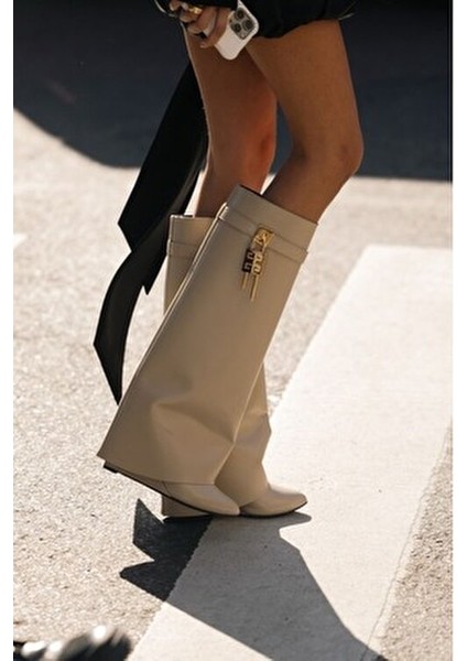 Bej Renkli Kadın Topuklu Çizme Suni Deri Malzeme ile Şık Günlük Kullanım
