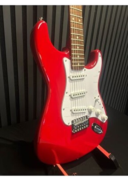 Strat Kasa Kırmızı Elektro Gitar 4/4 Tam Boy SSS Manyetik Dizilimi ile fırsatları