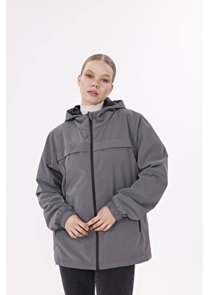 Kadın Antrasit Kapüşonlu Nova Kumaş Hafif ve Dayanıklı Şık Mevsimlik Su ve Rüzgar Geçirmez Yağmurluk