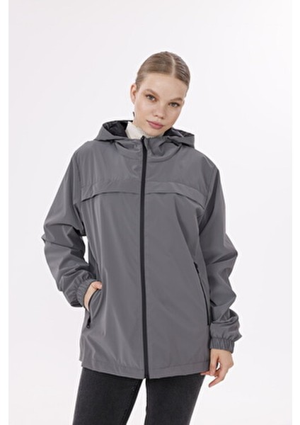 Kadın Antrasit Kapüşonlu Nova Kumaş Hafif ve Dayanıklı Şık Mevsimlik Su ve Rüzgar Geçirmez Yağmurluk modelleri