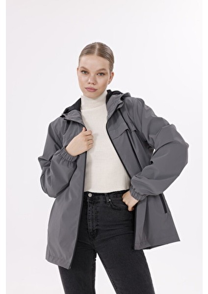Kadın Antrasit Kapüşonlu Nova Kumaş Hafif ve Dayanıklı Şık Mevsimlik Su ve Rüzgar Geçirmez Yağmurluk indirimleri