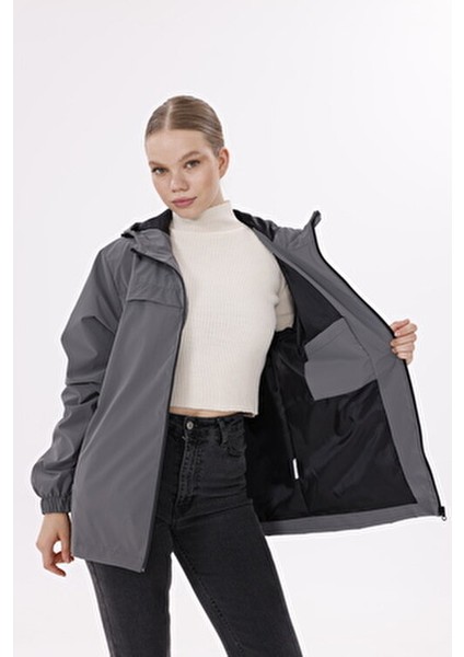 Kadın Antrasit Kapüşonlu Nova Kumaş Hafif ve Dayanıklı Şık Mevsimlik Su ve Rüzgar Geçirmez Yağmurluk