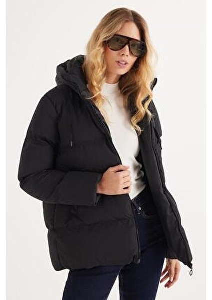 Kadın Relax Fit Rahat Kesim Su Geçirmez Kapüşonlu Siyah Mont fiyatları