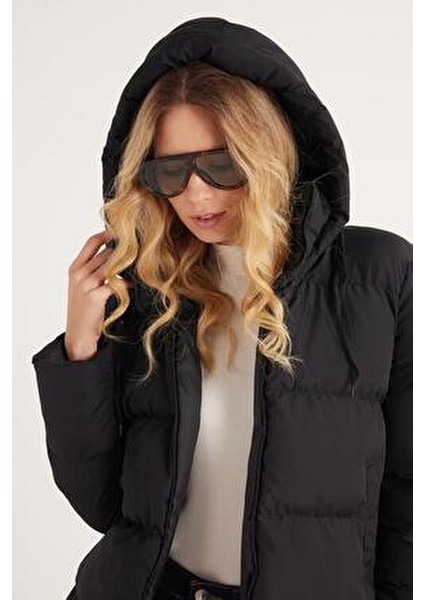 Kadın Relax Fit Rahat Kesim Su Geçirmez Kapüşonlu Siyah Mont