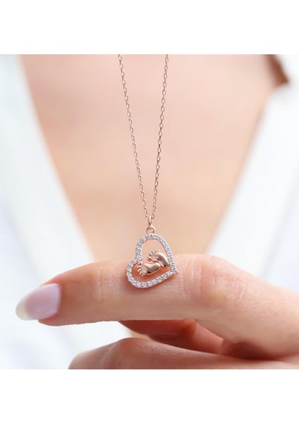 Kadın Gümüş Kolye – 925 Ayar Rose Renk Işıltılı Kalp Ayak İzi Tasarım, Özel Hediye Paketli
